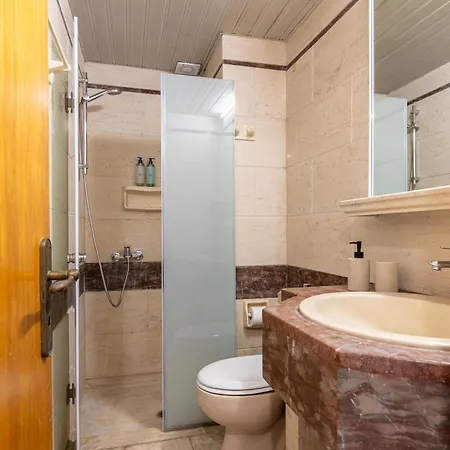 The - Avra * Kos-stad