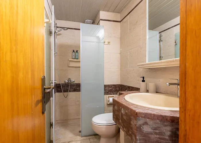 The - Avra * Kos-stad